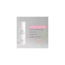 H by hanako Tokyo UV Essence SPF50 + / PA ++++ солнцезащитный крем на водной основе Подходит для чувствительной кожи, легко и быстро распределяется.